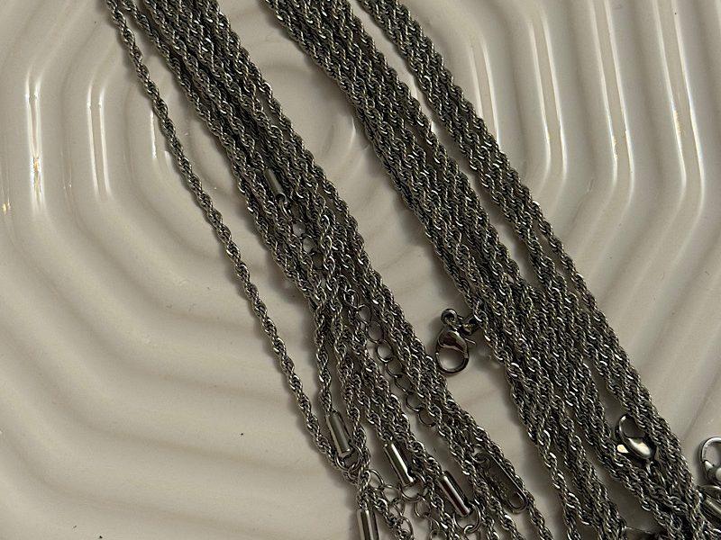 گردنبند طنابی استیل با طراحی کلاسیک، رنگ ثابت و ضد حساسیت، مناسب استفاده روزمره و رسمی. خرید از خرازی سارا با تضمین تطابق کامل با عکس محصول و ارسال سریع.