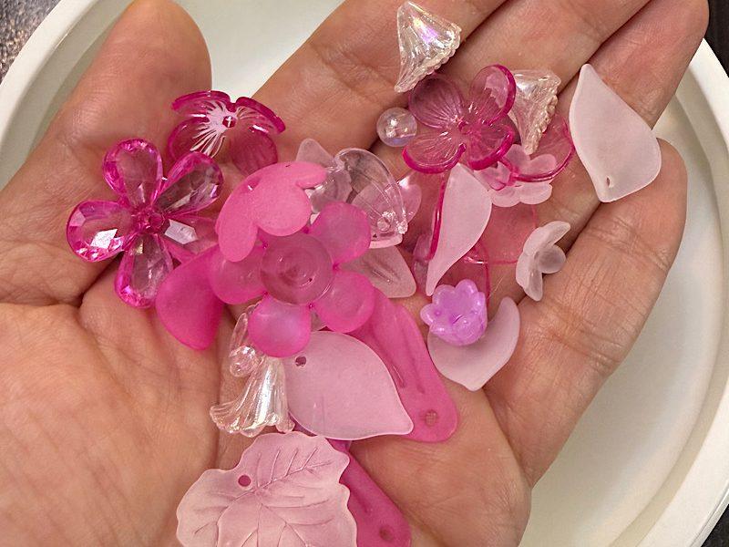 پلاک گل و برگ پلاستیکی بسته ده عددی – رنگ‌های خاص مناسب ساخت زیورآلات فانتزی