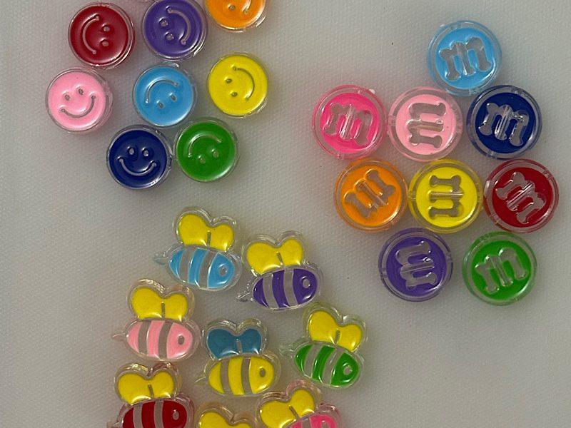 مهره فانتزی زنبور، M&M، لبخند و ایموجی smile‌ام اند ام | خرازی سارا
