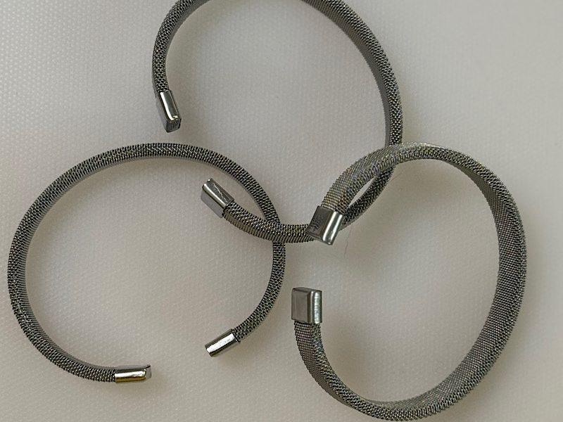 بنگل حصیری استیل رنگ ثابت | فری سایز، شیک و قابل تزئین با مهره و خرج‌کار