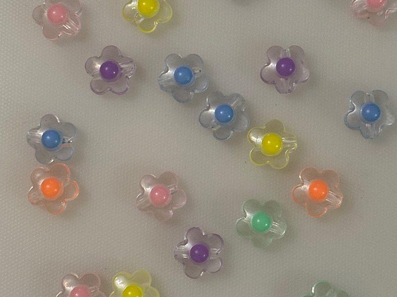 مهره یخی گل شفاف با طراحی فانتزی و جنس پلاستیکی نشکن، انتخابی عالی برای ساخت آویز، گوشواره، دستبند و تزئینات هنری. ارسال سریع از خرازی سارا با بسته‌بندی امن و ضمانت تطابق کامل با عکس محصول.