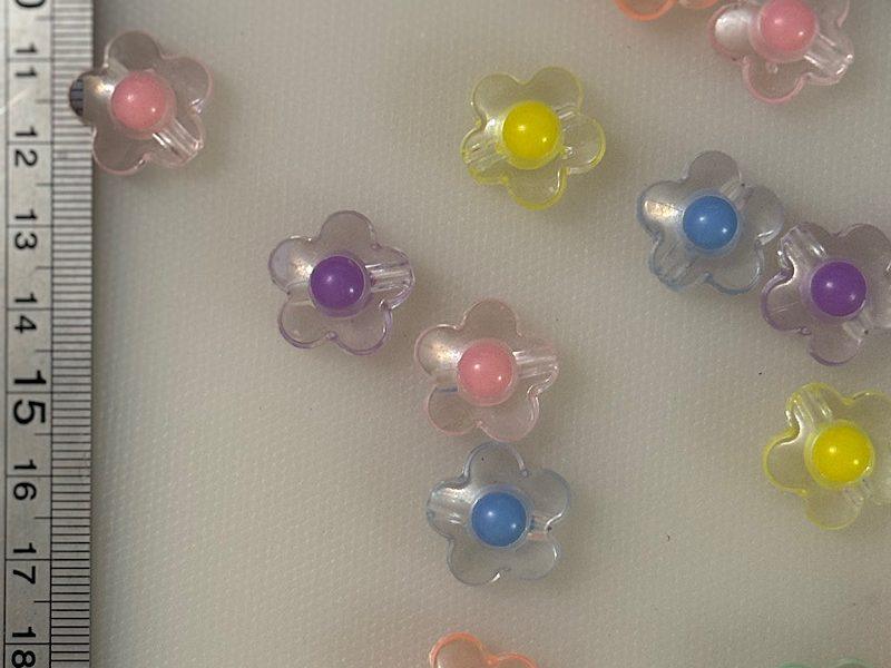 مهره یخی گل شفاف با طراحی فانتزی و جنس پلاستیکی نشکن، انتخابی عالی برای ساخت آویز، گوشواره، دستبند و تزئینات هنری. ارسال سریع از خرازی سارا با بسته‌بندی امن و ضمانت تطابق کامل با عکس محصول.