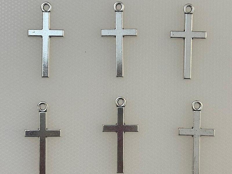 آویز صلیب فلزی با طراحی ساده